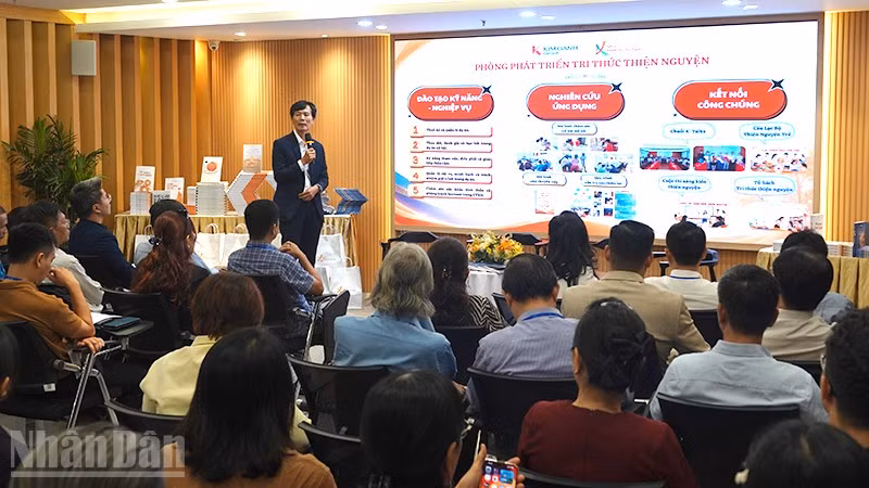 Quang cảnh Lễ ra mắt "Tủ sách Tri thức Thiện nguyện" của Quỹ Khởi sự từ tâm. (Ảnh: Linh Bảo)