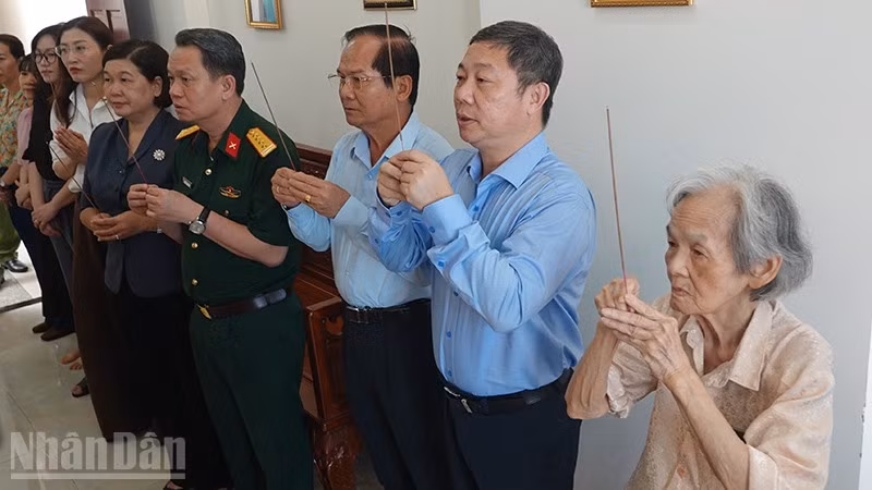 Đoàn lãnh đạo Thành phố Hồ Chí Minh thắp hương tưởng niệm đồng chí Nguyễn Thị Minh Khai. (Ảnh: LINH BẢO)