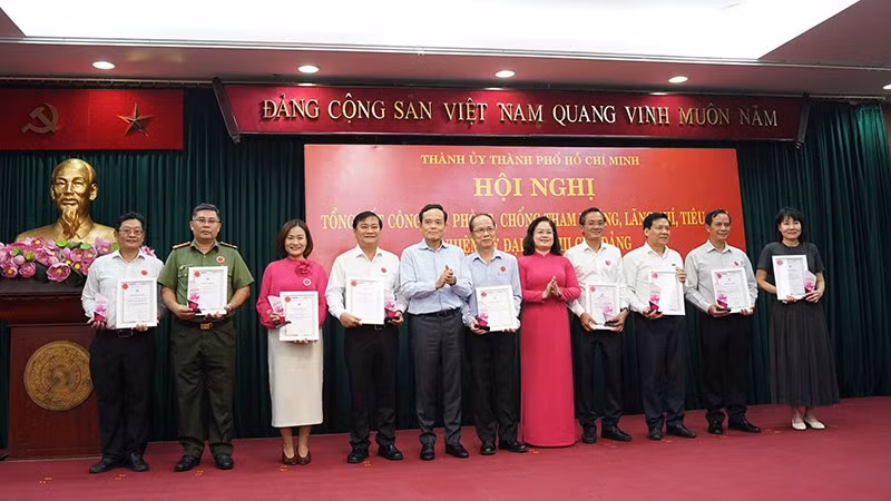 Các tập thể đoạt giải Báo chí về công tác phòng, chống tham nhũng, lãng phí, tiêu cực Thành phố Hồ Chí Minh năm 2024-2025. (Ảnh: TẤN ĐẠT)