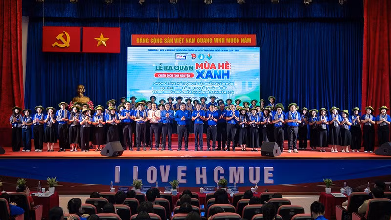 Đại biểu và khách mời chụp ảnh lưu niệm cùng đội trưởng và đội phó các đội hình sinh viên tình nguyện Mùa hè xanh. (Ảnh: Thanh Hải)