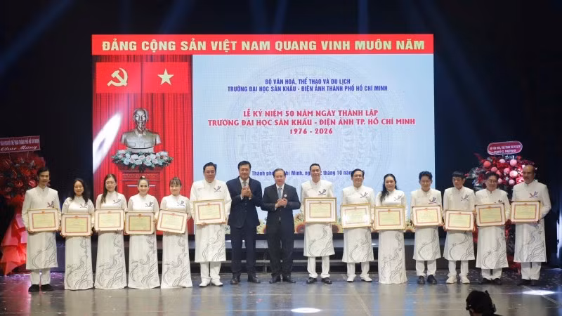 Trao Bằng khen của Bộ trưởng Văn hóa, Thể thao và Du lịch cho 3 tập thể và 10 cá nhân. (Ảnh: Ban tổ chức)