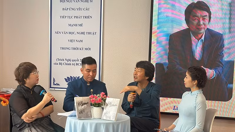 Nhà văn Lưu Chấn Vân (thứ 2 từ phải qua) giao lưu tại hội thảo. (Ảnh: THU HƯƠNG)