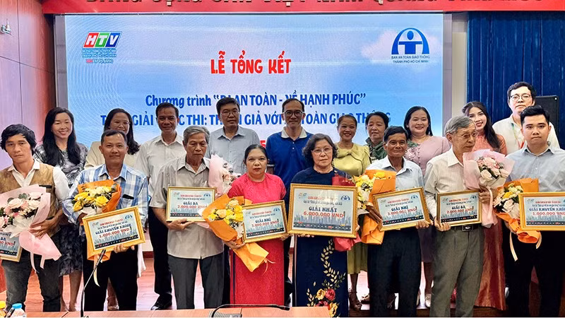Trao giải cho các cá nhân có tác phẩm đoạt giải Cuộc thi "Thính giả với an toàn giao thông năm 2025". (Ảnh: Ban Tổ chức)