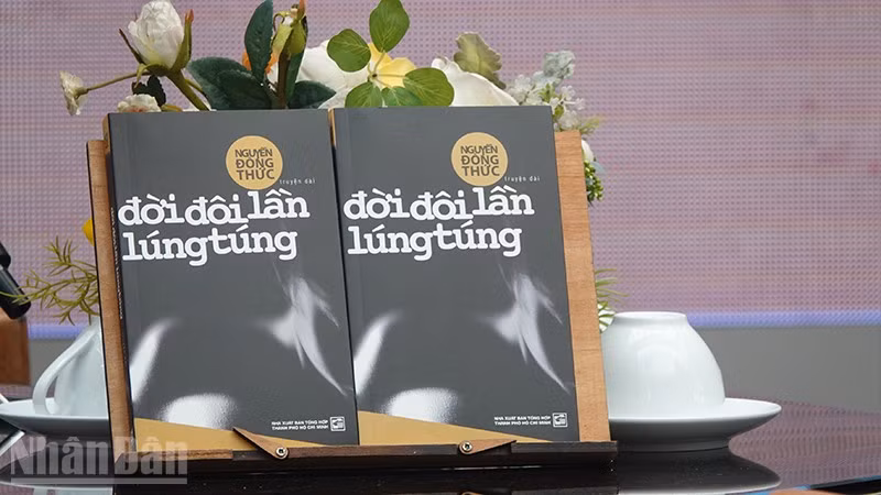 Bìa cuốn sách "Đời đôi lần lúng túng" của nhà văn Nguyễn Đông Thức. (Ảnh: Linh Bảo)