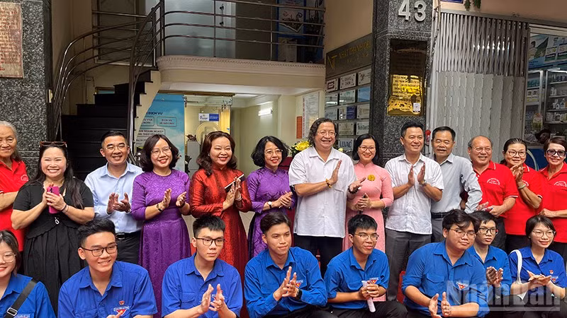 Các đại biểu chụp ảnh lưu niệm tại trụ sở Báo Dân Chúng trước đây. (Ảnh: Mạnh Hảo)