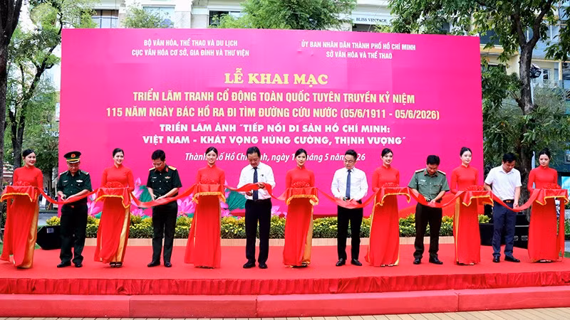 Các đại biểu thực hiện nghi thức cắt băng khai mạc triển lãm. (Ảnh: Ban tổ chức)