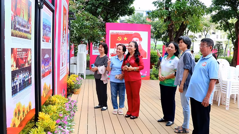 khai-mac-tl-tranh-co-dong-toan-quoc-tuyen-truyen-ky-niem-115-nam-ngay-bac-ho-ra-di-tim-duong-cuu-nuoc-09.jpg