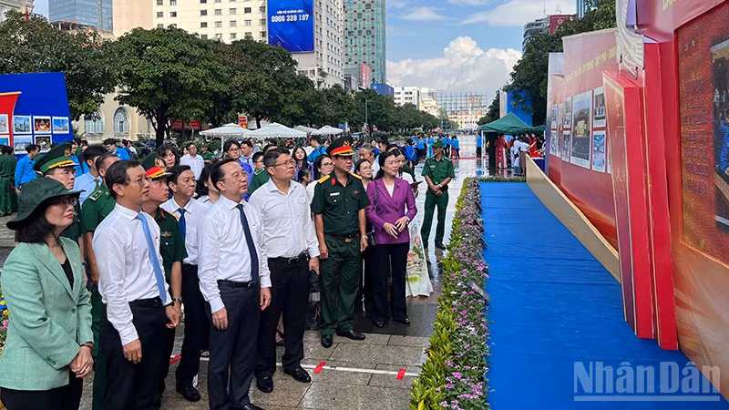 Các đại biểu tham quan triển lãm tại đường đi bộ Nguyễn Huệ, Thành phố Hồ Chí Minh. (Ảnh: Linh Bảo)
