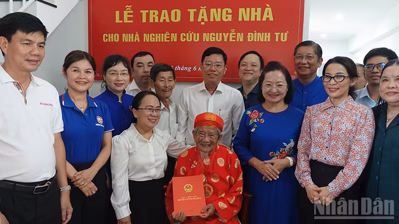 Các đại biểu chúc mừng cụ Nguyễn Đình Tư có căn hộ mới. (Ảnh: Linh Bảo)