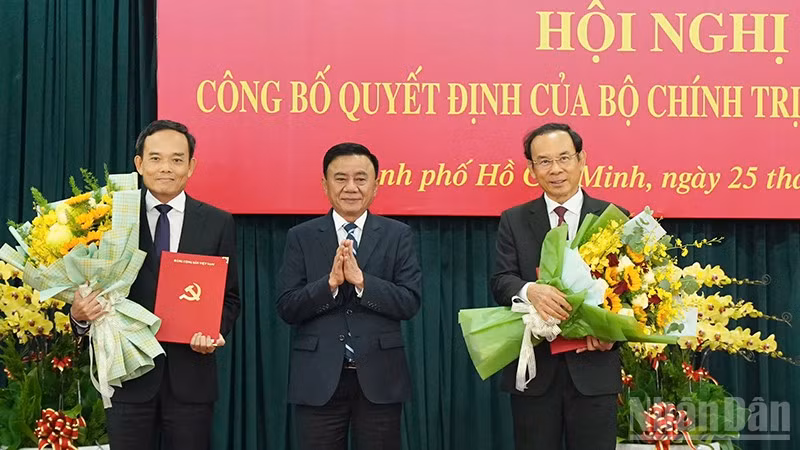 Đồng chí Trần Cẩm Tú, Ủy viên Bộ Chính trị, Thường trực Ban Bí thư tặng hoa chúc mừng đồng chí Nguyễn Văn Nên và đồng chí Trần Lưu Quang. 