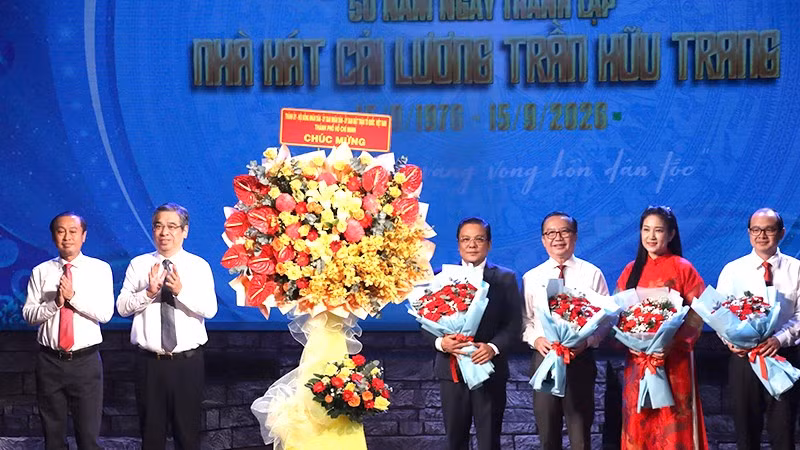Lãnh đạo Thành phố Hồ Chí Minh tặng hoa chúc mừng lãnh đạo Sở Văn hóa và Thể thao, lãnh đạo Nhà hát Cải lương Trần Hữu Trang. (Ảnh: HỒNG HẠNH)