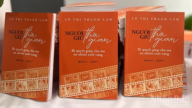 Bìa cuốn sách “Người giữ thời gian” của tác giả Lê Thị Thanh Lâm. (Ảnh: MẠNH HẢO)