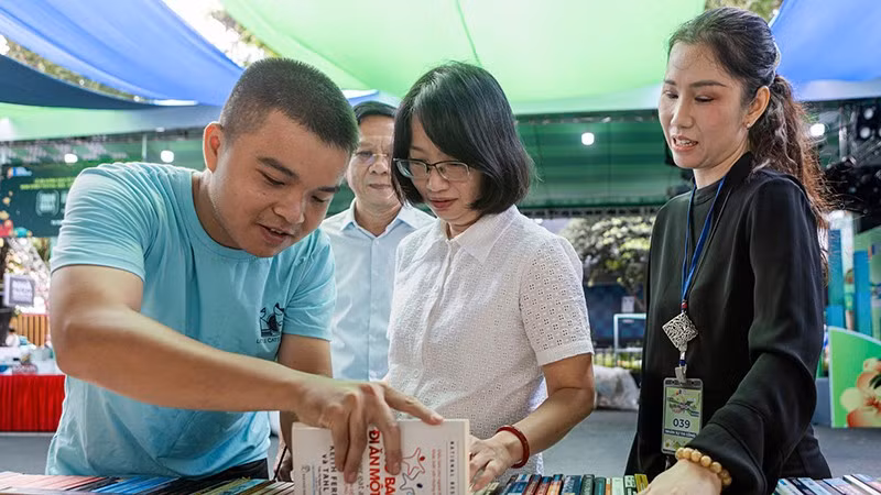 3-pct-ubnd-tphcm-kiem-tra-ds-tet-anh-khuong-nguyen.jpg