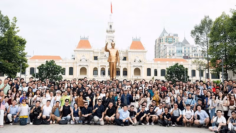 Đoàn khách MICE đến từ Indonesia chụp ảnh tập thể tại Công viên Tượng đài Chủ tịch Hồ Chí Minh sáng 6/5. (Ảnh: Tô Hùng)