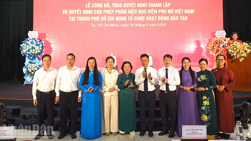 Ban Giám đốc học viện, phân hiệu chụp ảnh lưu niệm với các đại biểu. (Ảnh: Linh Bảo).