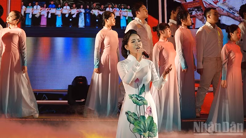 Nghệ sĩ Ưu tú Khánh Ngọc biểu diễn trong chương trình Khai mạc "Những ngày văn học, nghệ thuật Thành phố Hồ Chí Minh (Ảnh: Linh Bảo; ảnh mang tính minh họa).