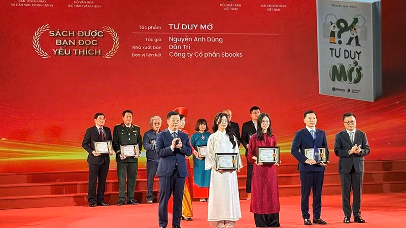 Trao giải Sách được bạn đọc yêu thích cho tác phẩm Tư duy mở. (Ảnh: Sbooks)