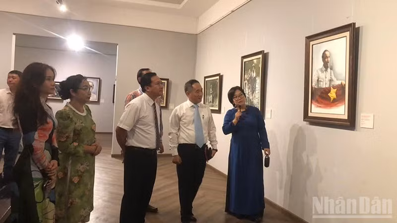 Các đại biểu tham quan Trưng bày. (Ảnh: LINH BẢO)