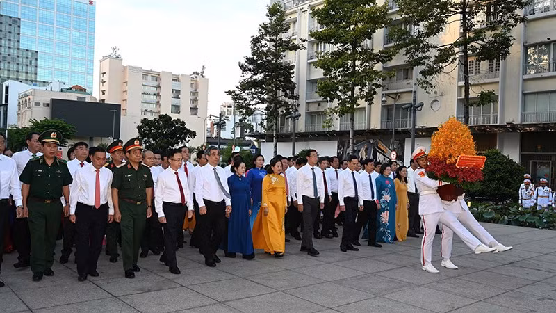 Đoàn đại biểu Thành phố Hồ Chí Minh dâng hoa, tưởng nhớ Chủ tịch Hồ Chí Minh. (Ảnh: QUỐC THANH)