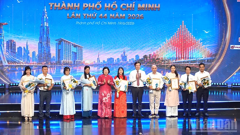 Lãnh đạo Thành phố Hồ Chí Minh trao giải cho các tác phẩm báo chí đoạt giải ở chủ đề xây dựng Đảng. (Ảnh: LINH BẢO)