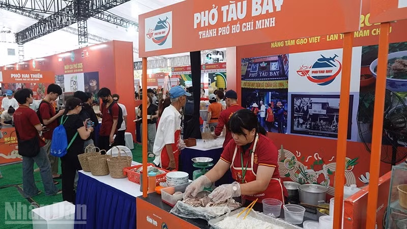 Nhiều thương hiệu phở nổi tiếng có mặt tại Ngày của Phở 2025.(Ảnh: LINH BẢO).