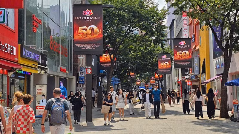 Hình ảnh Thành phố Hồ Chí Minh kỷ niệm 50 năm chính thức mang tên Bác Hồ xuất hiện ở trung tâm thủ đô Seoul (Hàn Quốc).