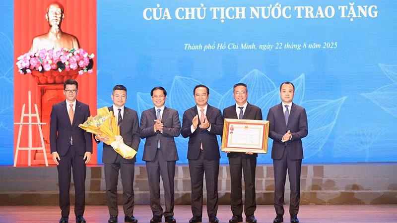 Phó Thủ tướng, Bộ trưởng Ngoại giao Bùi Thanh Sơn thừa ủy quyền của Chủ tịch nước trao tặng Huân chương Lao động hạng Nhất cho Sở Ngoại vụ Thành phố Hồ Chí Minh. (Ảnh: NGÔ TÙNG).