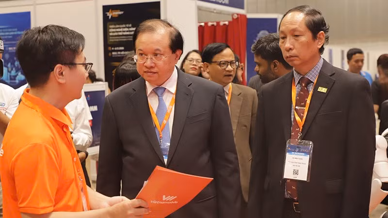 Ông Tạ Quang Đông, Thứ trưởng Văn hóa, Thể thao và Du lịch tham quan triển lãm. (Ảnh: NHẬT NAM)
