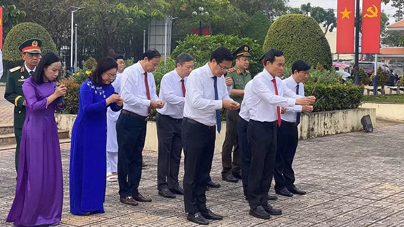 Các đại biểu dâng hương tại Di tích lịch sử cấp quốc gia Ngã Ba Giồng.(Ảnh: HỮU LONG).