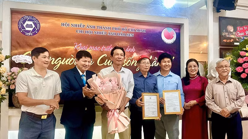 Hội Nhiếp ảnh Thành phố Hồ Chí Minh trao quyết định bảo trợ cho Ban chấp hành Chi hội nhiếp ảnh Đầm Sen. (Ảnh: Thúy Bình)