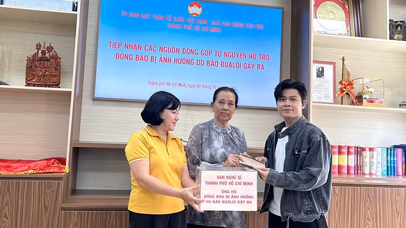 Các nghệ sĩ Thành phố Hồ Chí Minh ủng hộ bà con đang chịu ảnh hưởng bởi cơn bão số 10. (Ảnh: KIM NGÂN)