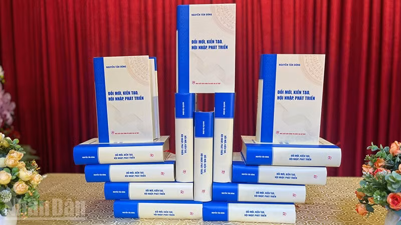 Bìa cuốn sách “Đổi mới, kiến tạo, hội nhập, phát triển” của đồng chí Nguyễn Tấn Dũng, nguyên Ủy viên Bộ Chính trị, nguyên Thủ tướng Chính phủ. (Ảnh: LINH BẢO)
