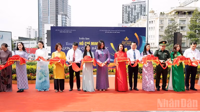 Các đại biểu thực hiện nghi thức khai mạc triển lãm. (Ảnh: LINH BẢO)