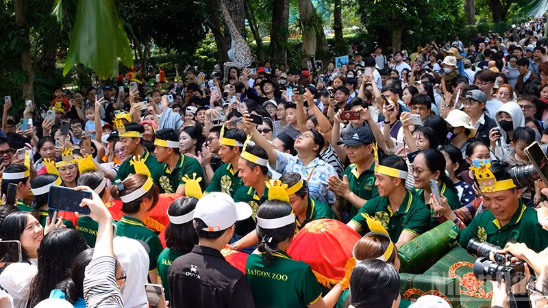 Rất đông du khách đến Thảo Cầm Viên Sài Gòn trong ngày 30/4. (Ảnh: Thế Anh)