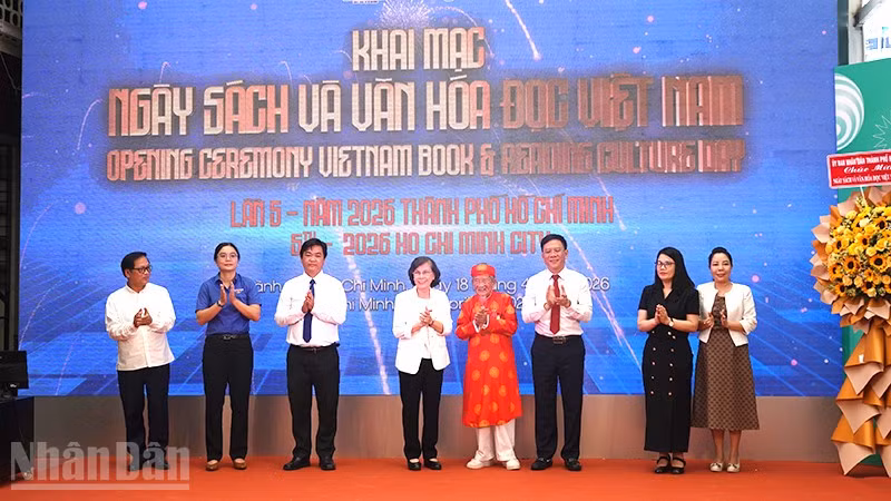 Các đại biểu thực hiện nghi thức khai mạc Ngày Sách và Văn hóa đọc Việt Nam lần thứ 5 tại Thành phố Hồ Chí Minh. (Ảnh: Linh Bảo)
