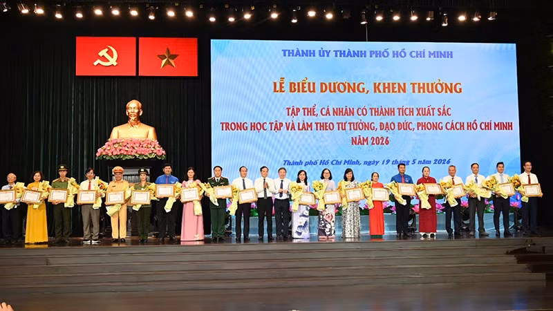 Lãnh đạo Thành phố Hồ Chí Minh tặng Bằng khen, tặng hoa cho các tập thể có thành tích xuất sắc trong học tập và làm theo tư tưởng, đạo đức, phong cách Hồ Chí Minh năm 2026. (ảnh: Quốc Thanh).