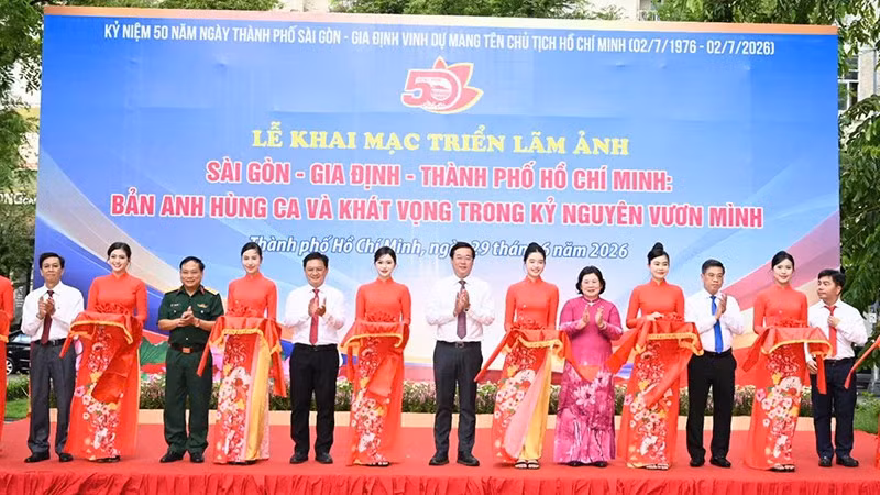 Các đại biểu thực hiện nghi thức cắt băng khai mạc triển lãm. (Ảnh: QUỐC THANH)