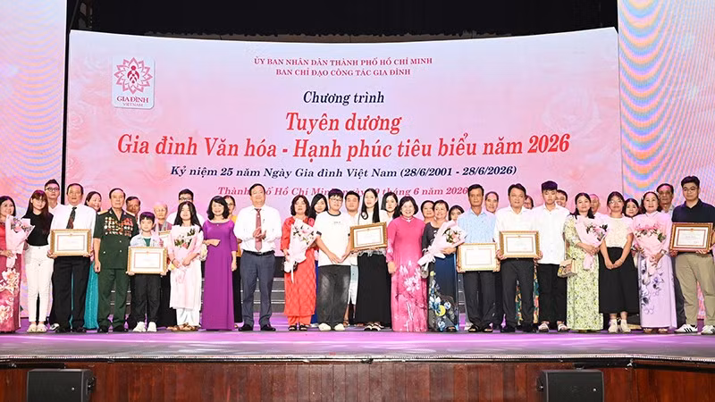 Các gia đình tiêu biểu nhận hoa và bằng khen tại buổi lễ tuyên dương. (Ảnh: Quốc Thanh).