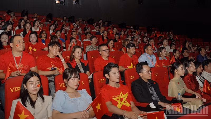 Đông đảo khán giả đến xem suất đặc biệt của bộ phim "Tổ quốc trong tim".