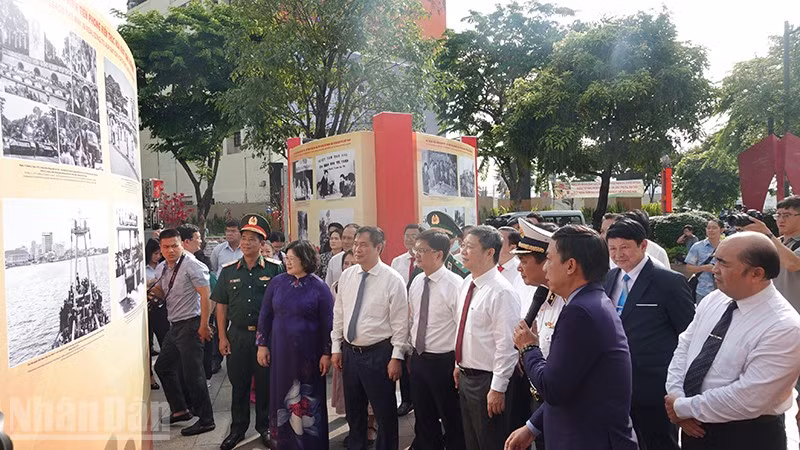 Các đại biểu tham quan triển lãm. (Ảnh: Linh Bảo)