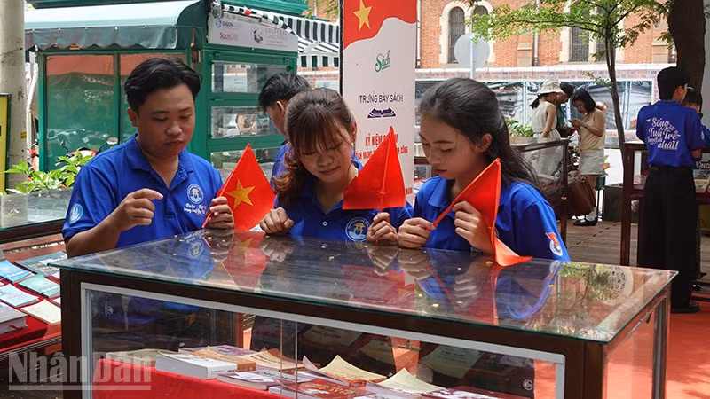 Nhiều bạn trẻ đến xem triển lãm sách trong dịp lễ 2/9 tại Đường sách Thành phố Hồ Chí Minh. (Ảnh: LINH BẢO)