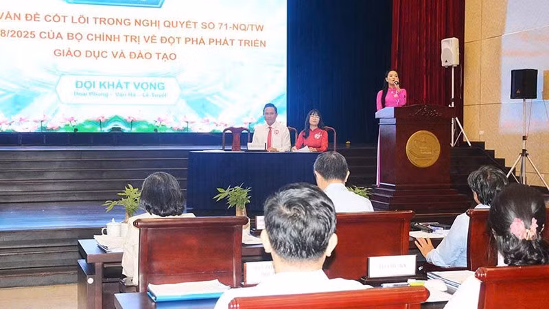 Các thí sinh đang thực hiện phần thi trong Vòng chung kết xếp hạng. (Ảnh: MINH THÀNH)