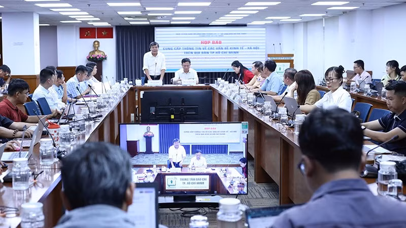 Quang cảnh buổi họp báo. (Ảnh: LONG TRÌ)