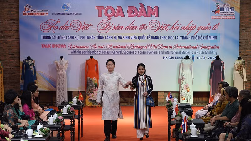Giới thiệu các bộ sưu tập áo dài tại buổi tọa đàm. (Ảnh: Sở Du lịch).