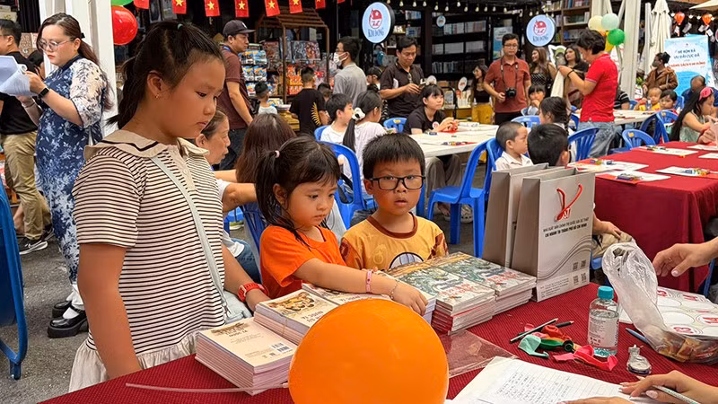 Các em thiếu nhi tham gia Hội sách chào hè do Chi nhánh Nhà xuất bản Chính trị quốc gia Sự thật tại Thành phố Hồ Chí Minh tổ chức. (Ảnh: Ban tổ chức)