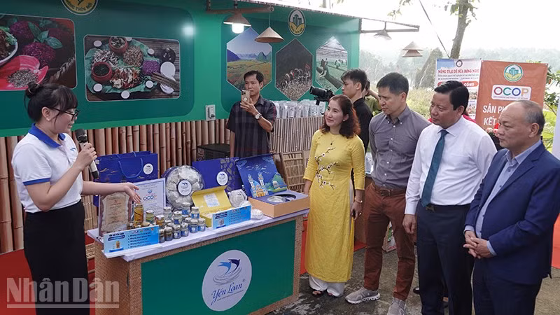 Các đại biểu tham quan các sản phẩm OCOP tại diễn đàn. (Ảnh: LINH BẢO)