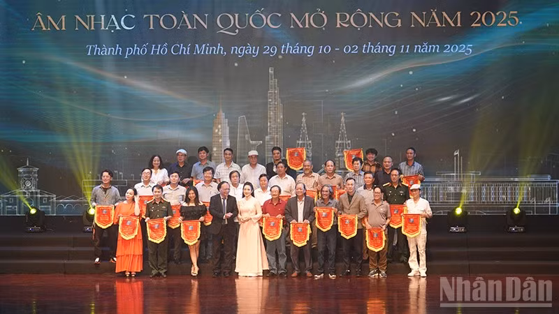 Tặng cờ lưu niệm cho các đơn vị tham gia liên hoan. (Ảnh: LINH BẢO)