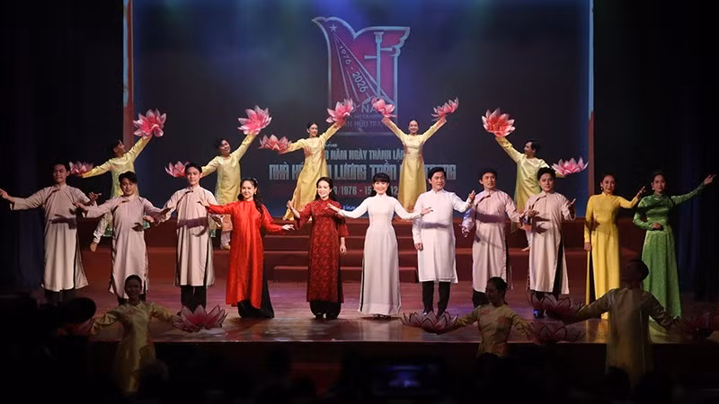 Tiết mục nghệ thuật tại buổi tọa đàm. (Ảnh: VĂN HÀ)