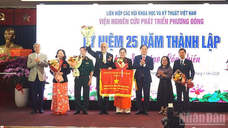 Trao Cờ Thi đua của Liên hiệp các Hội Khoa học và Kỹ thuật Việt Nam cho tập thể Viện Nghiên cứu Phát triển Phương Đông. (Ảnh: LINH BẢO)