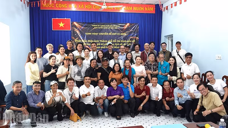 Đoàn đại biểu, nghệ sĩ chụp ảnh lưu niệm tại buổi sinh hoạt chuyên đề. (Ảnh: LINH BẢO)